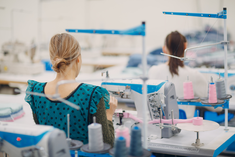 縫製工場に依頼するときの流れとは？縫製工場の探し方も合わせてご紹介。